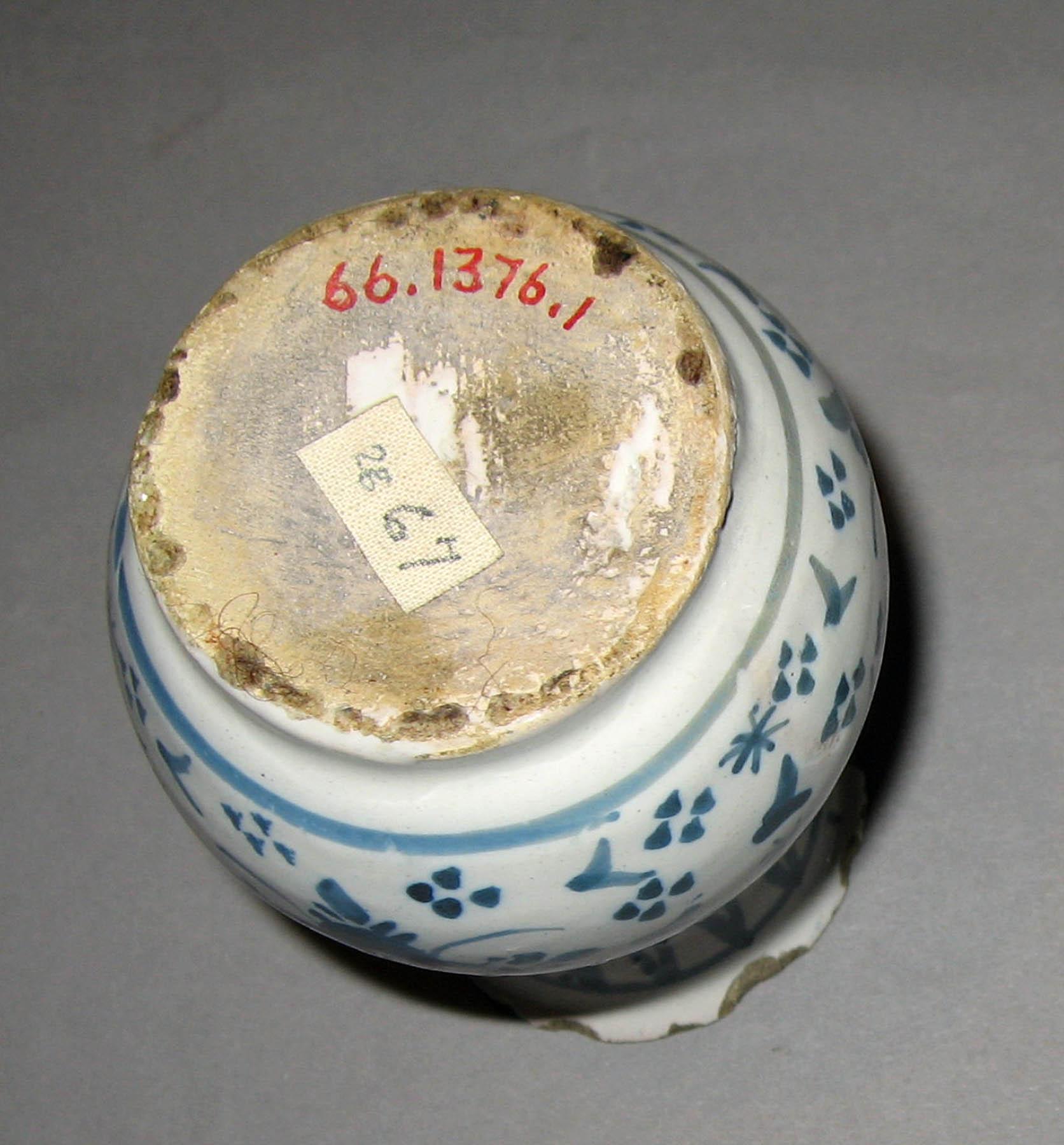 1966.1376.001 Earthenware vase (underside)