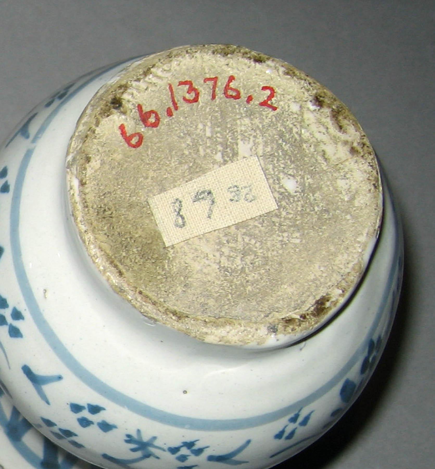 1966.1376.002 Earthenware vase (underside)