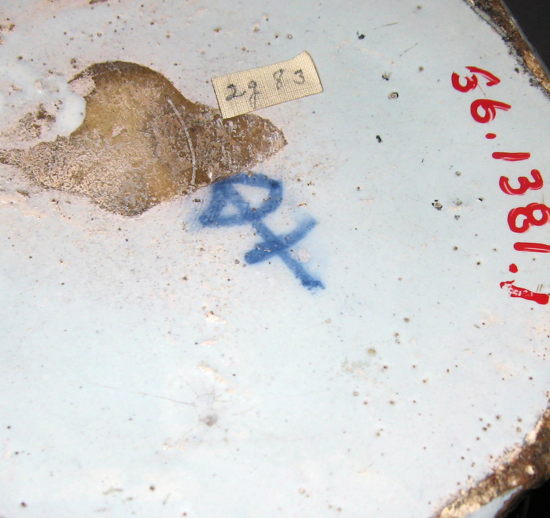 1966.1381.001 Earthenware vase (underside)
