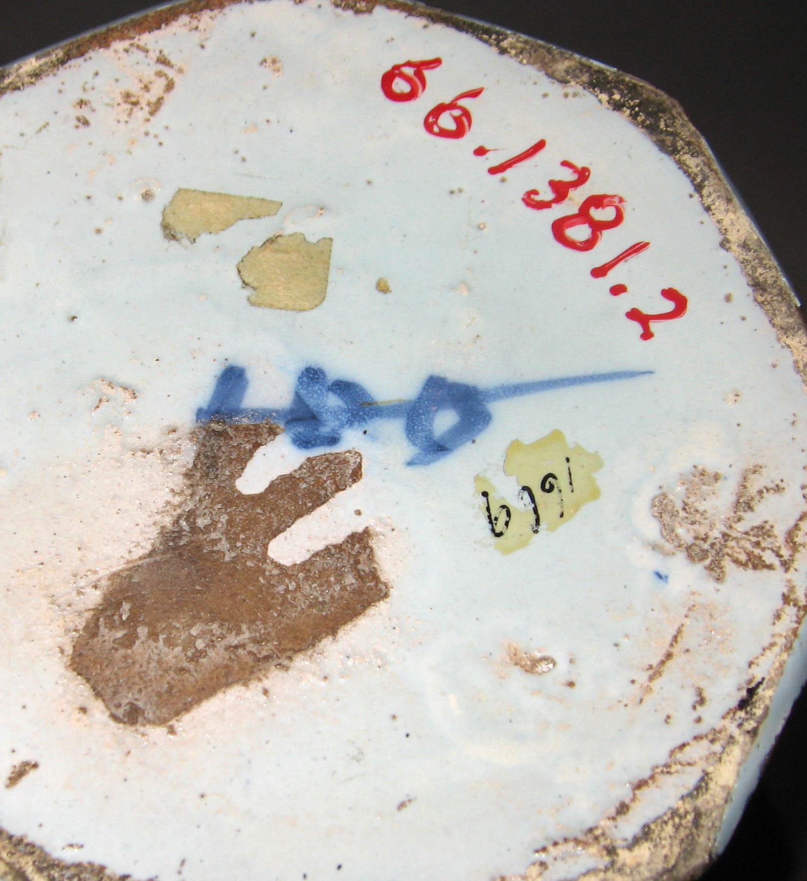 1961.1381.002 Earthenware vase (underside)