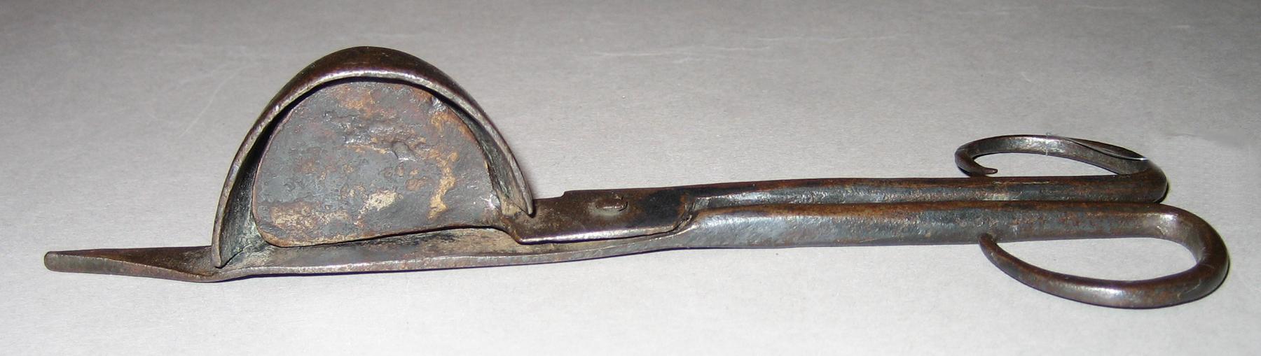 1966.1412 Snuffer