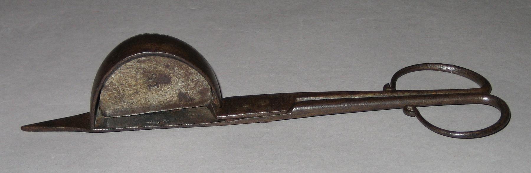 1966.1413 Snuffer