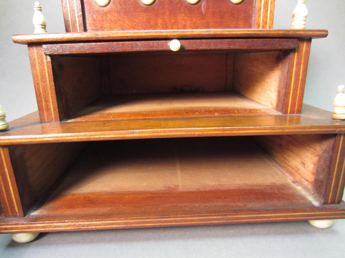 1966.1461 Sewing box, Interior
