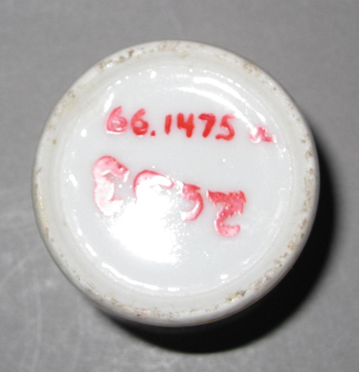 1966.1475 A Porcelain jar underside