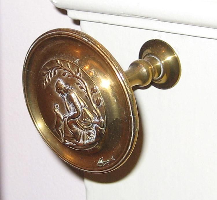 1966.1492.001 Cloak pin