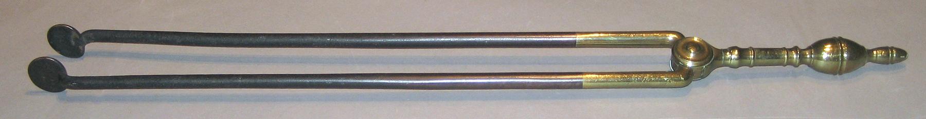 1967.0037.001 Tongs