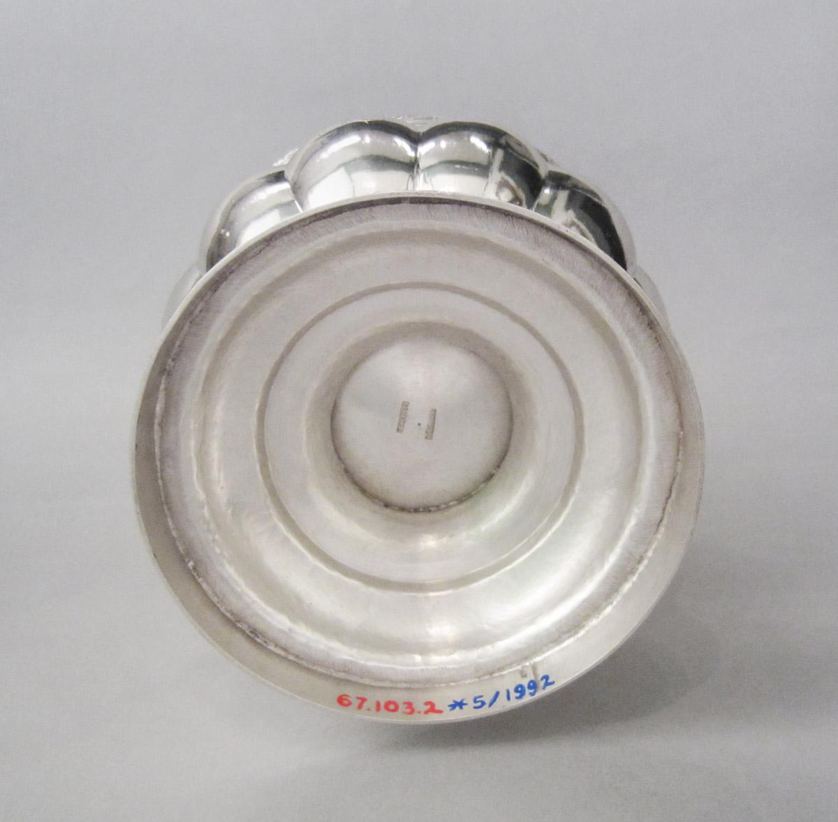1967.0103.002 Tea canister, underside