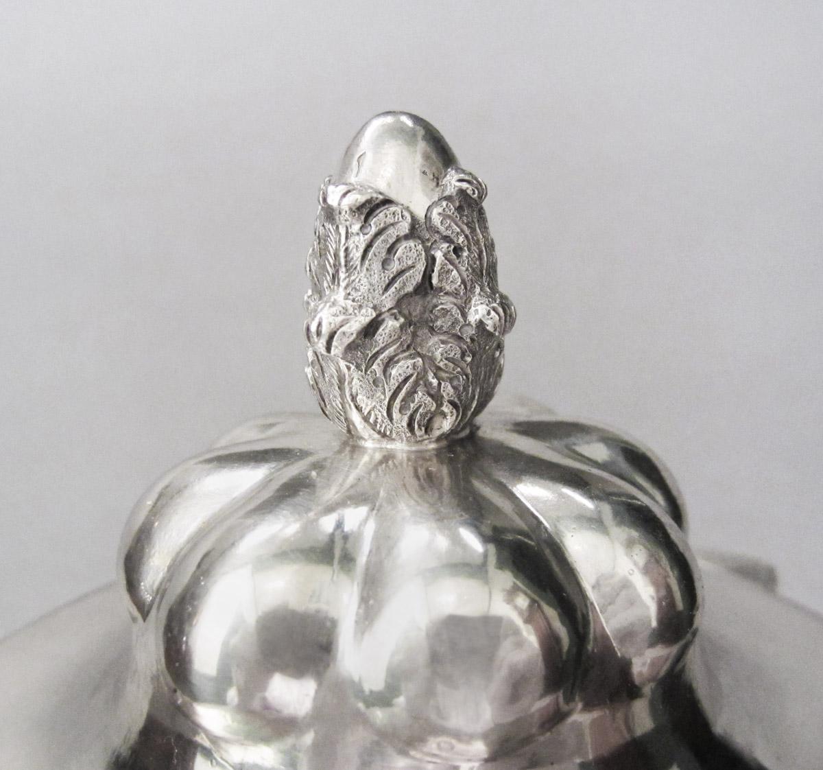 1967.0103.002 Tea canister, detail 1