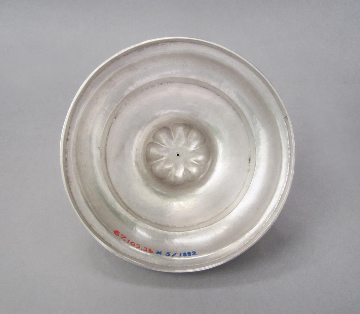1967.0103.003 B Sugar bowl, lid, underside