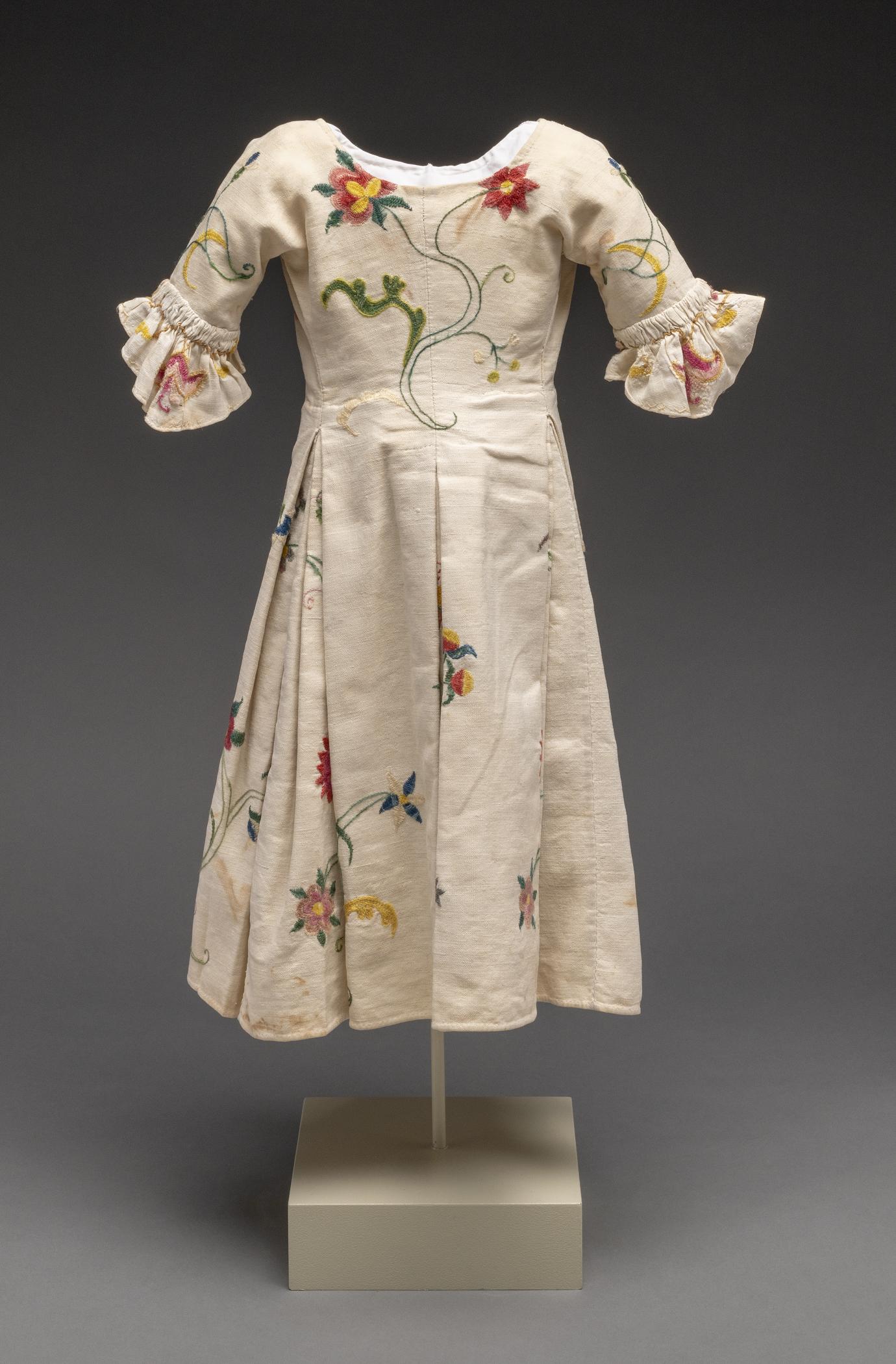 1967.0255 Dress, view 2