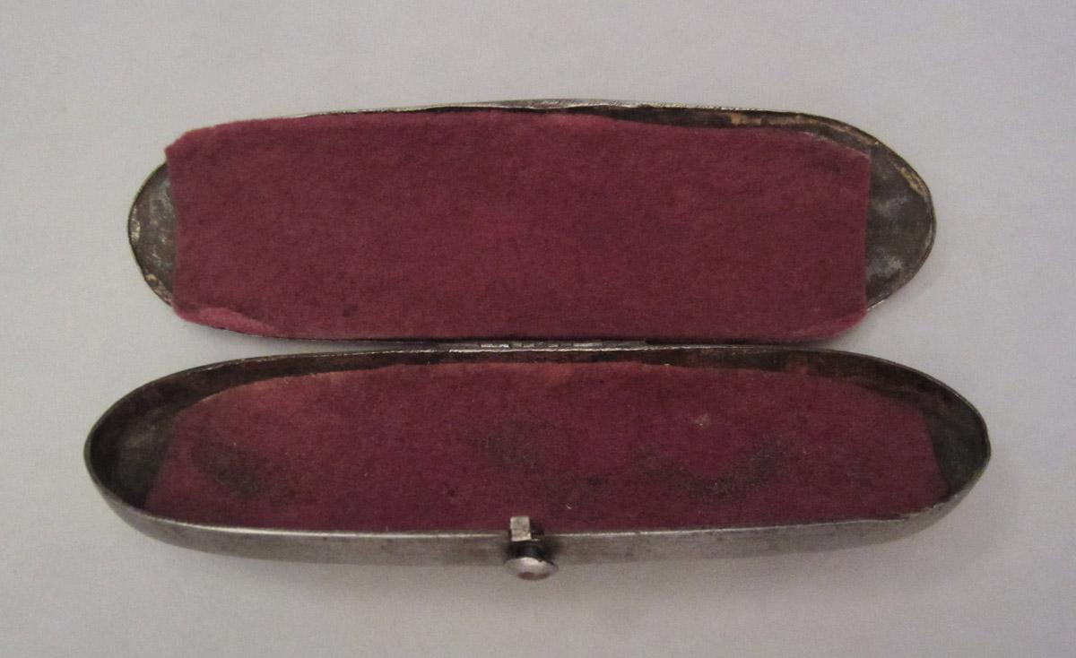 1967.0504 Spectacles case, interior