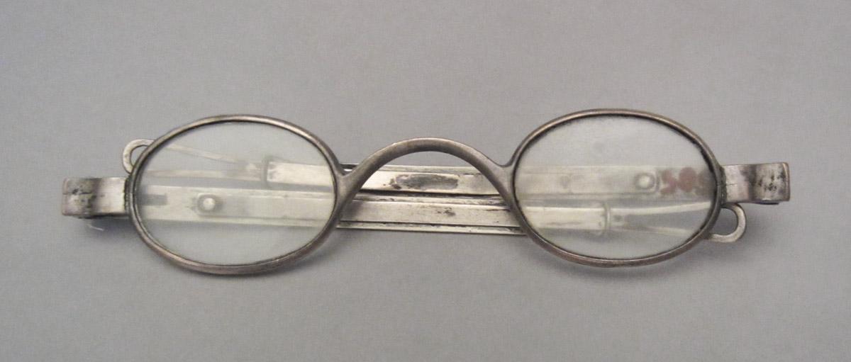 1967.0505 Spectacles, upper surface