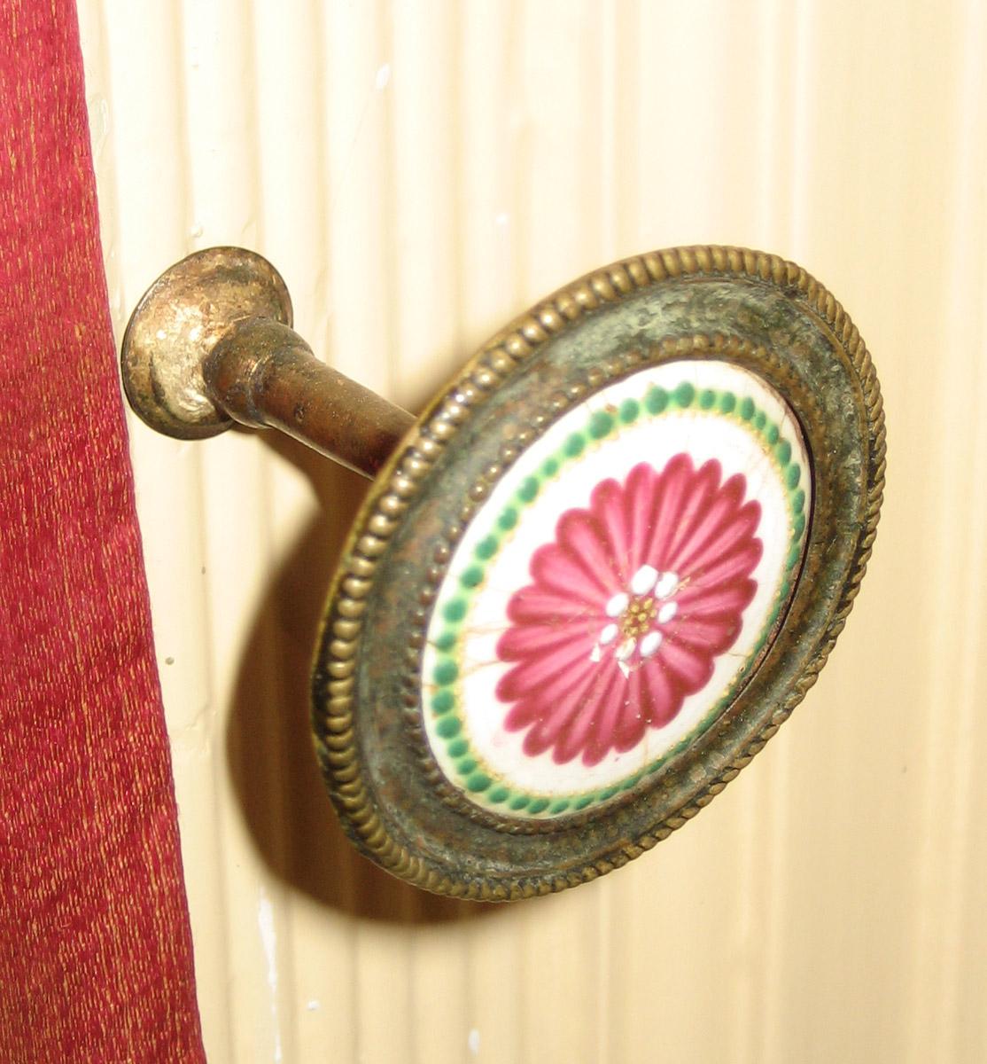1967.0511.002 Cloak pin