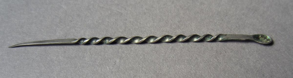 1967.0526 C Ear spoon, View 1