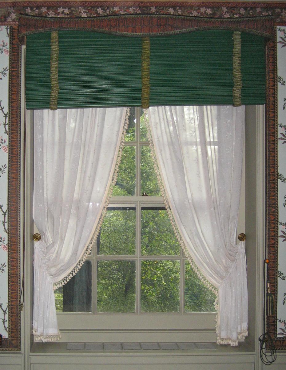 1980.0508.003 Window hangings