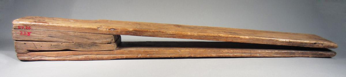 1957.0026.225 Clamp, side 1