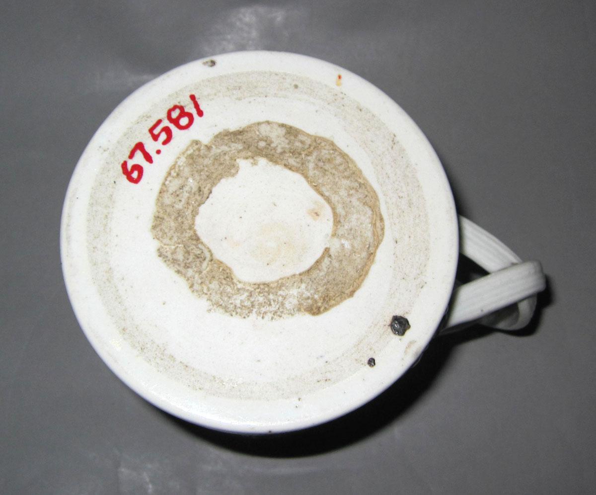 1967.0581 Porcelain mug underside