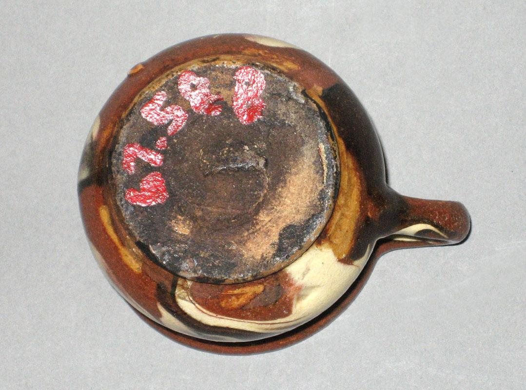 1967.0588 Miniature chamber pot underside