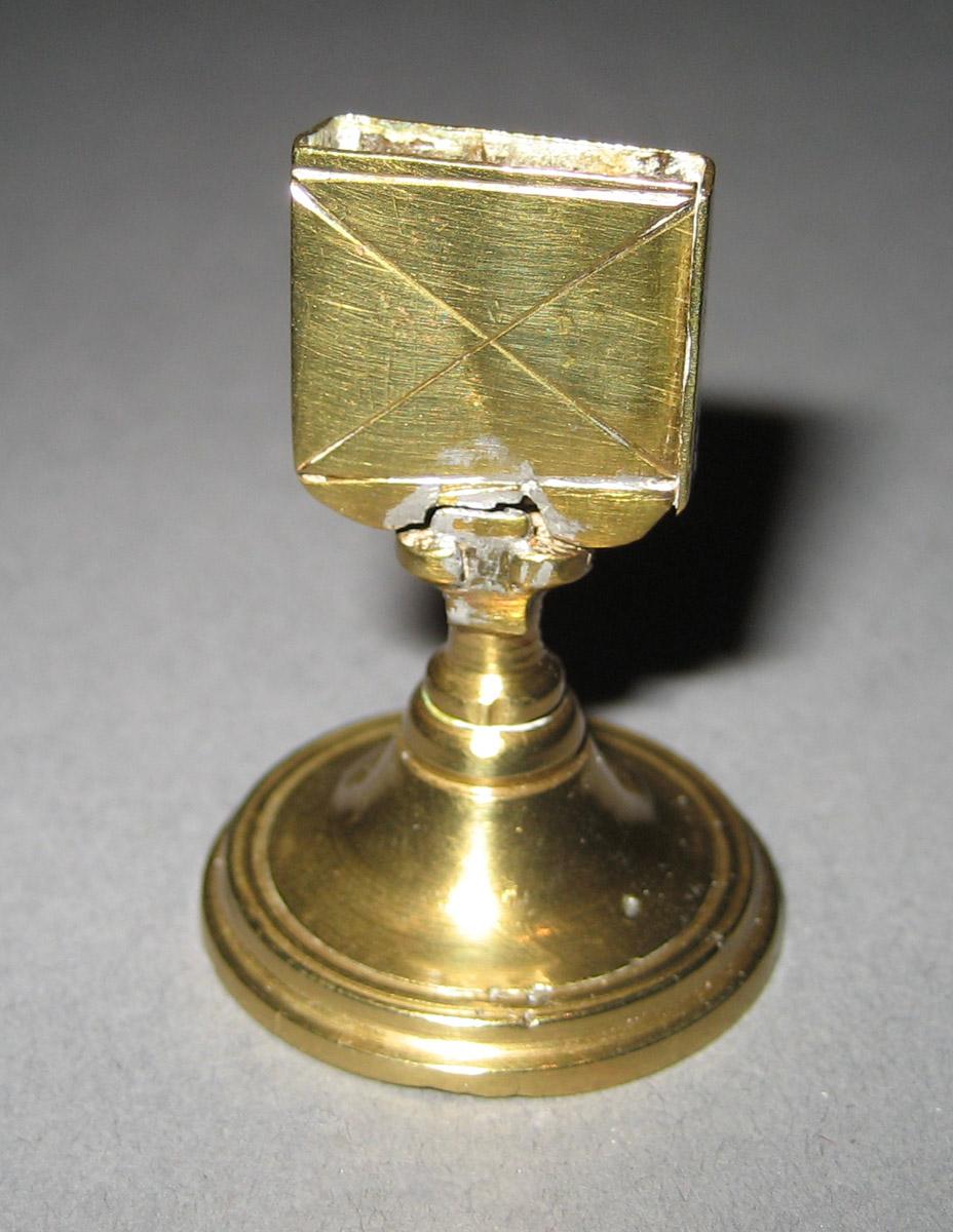 1967.0594 Snuffer stand