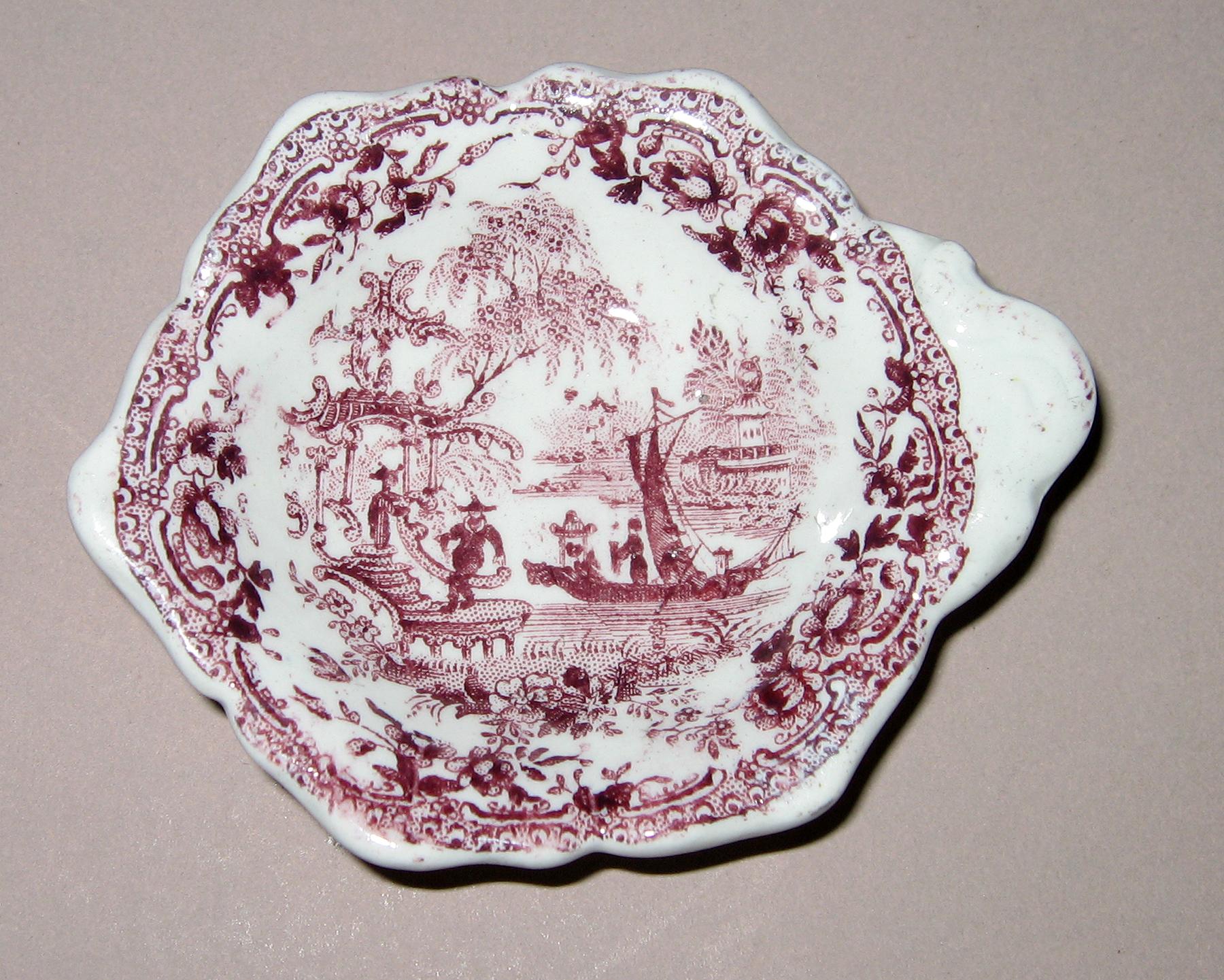 1967.0604 Miniature dish with chinoiserie printed scene