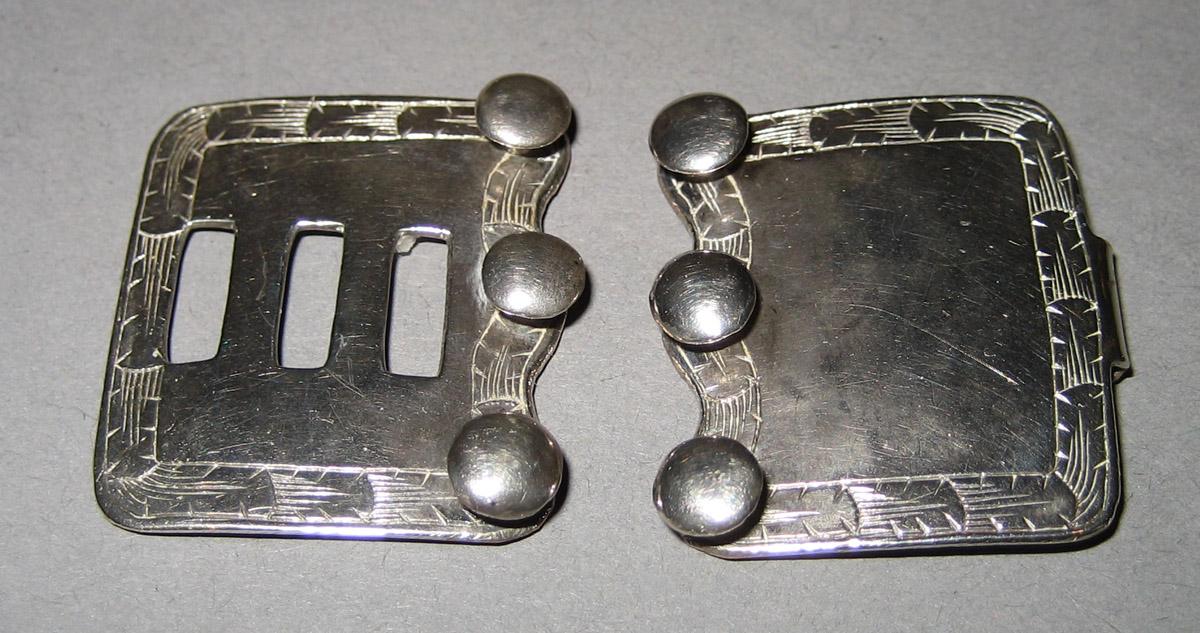 1967.0618 A, B Buckle