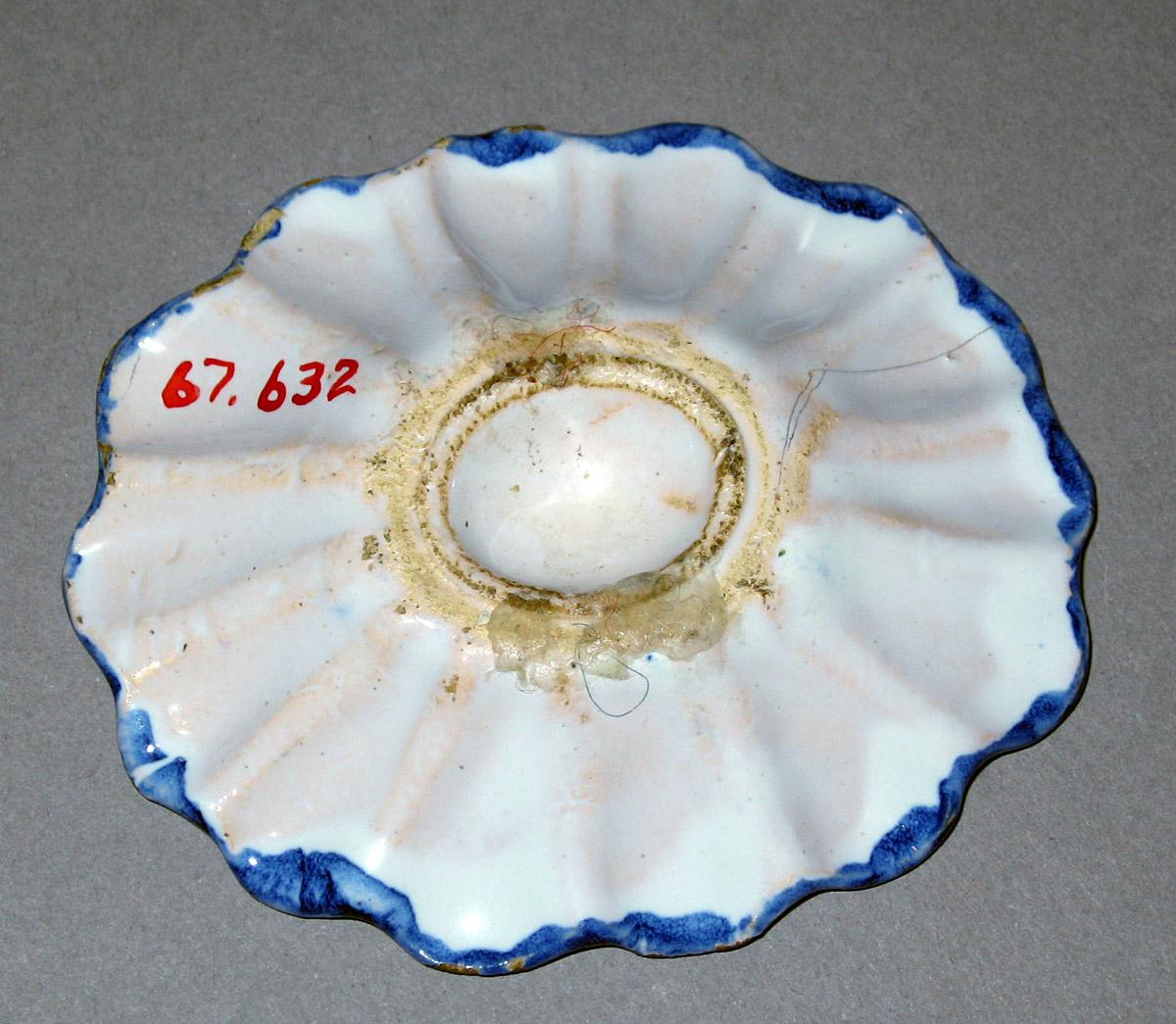 1967.0632 Tin-glazed earthenware dish, underside