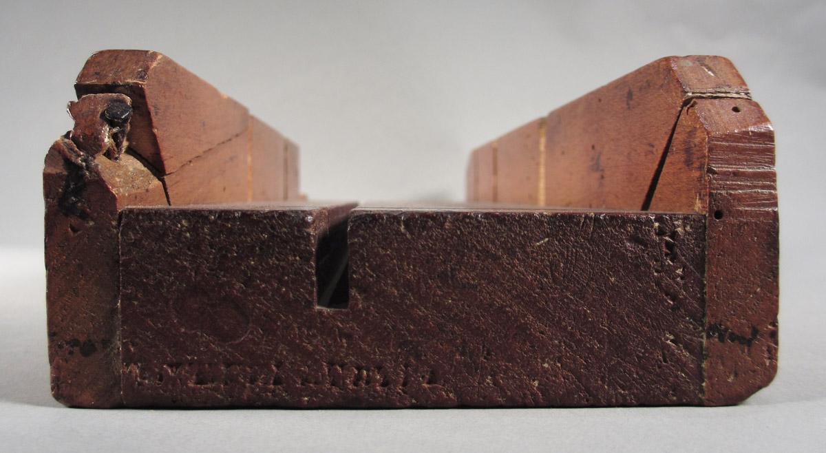1957.0026.233 Miter box, end 1