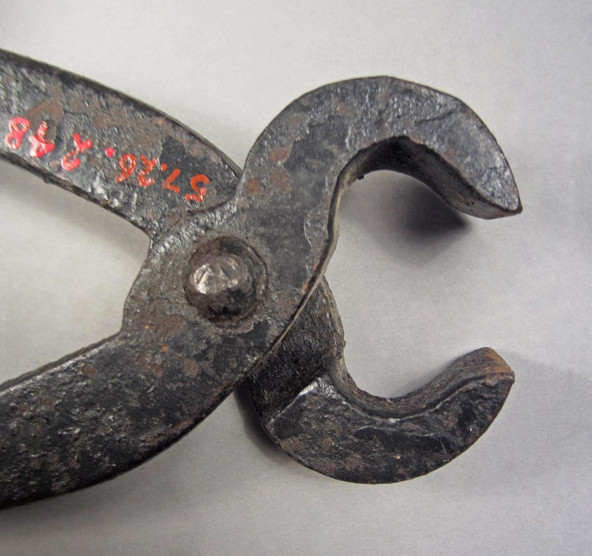 1957.0026.248, carpenter's pincers, jaws 2