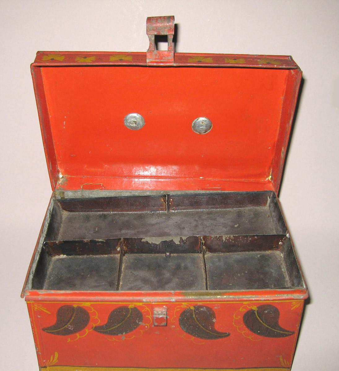 1967.0822 B Box, tray detail
