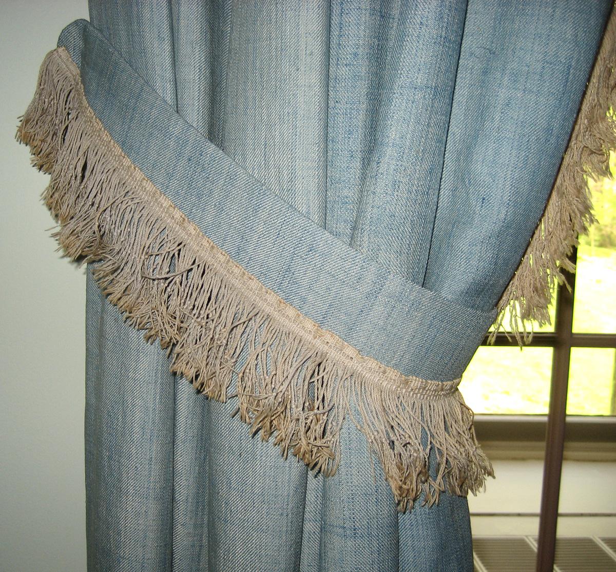 1967.0949 tieback and fringe detail