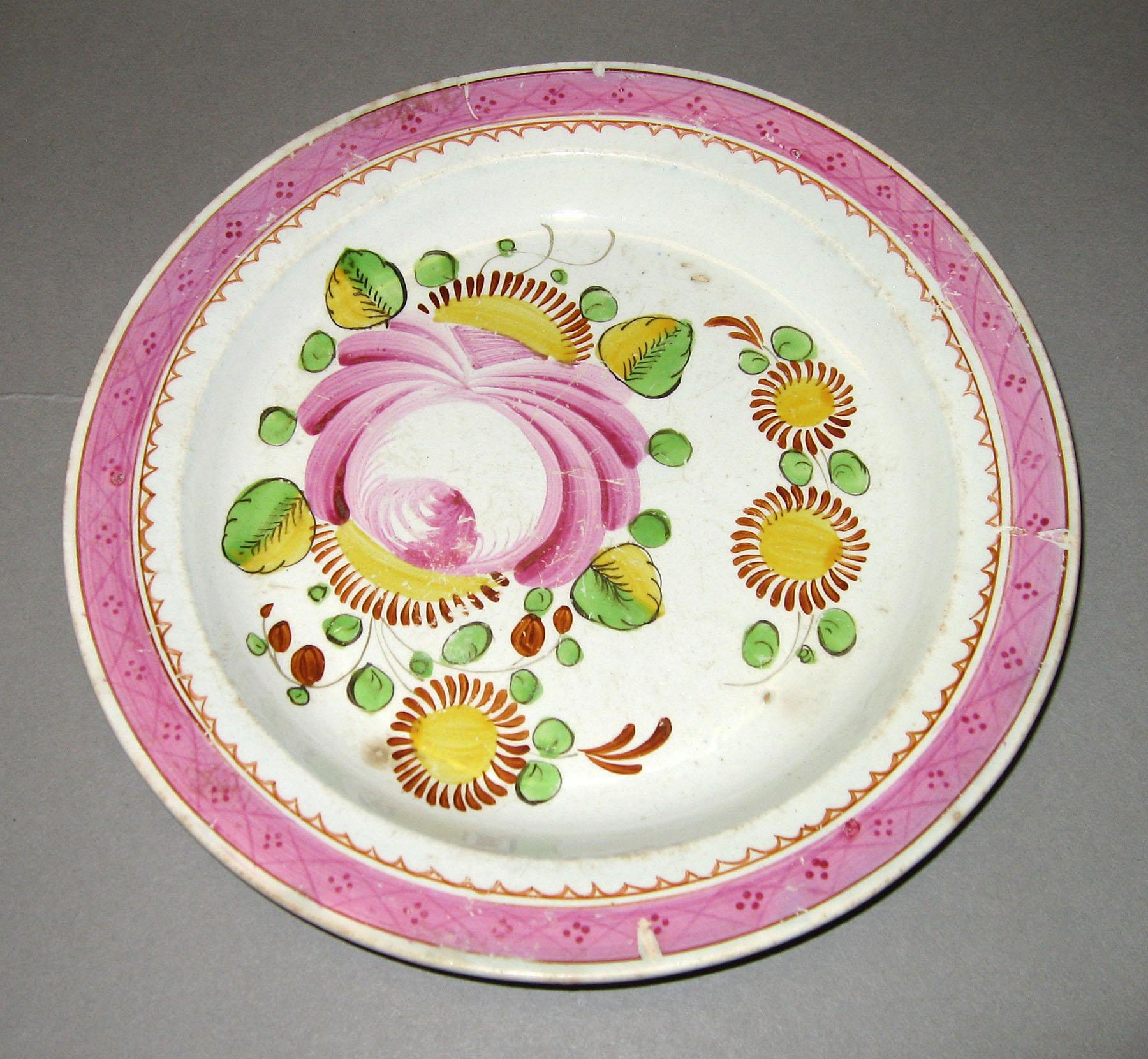 1967.1063.002 Queen's rose pattern plate