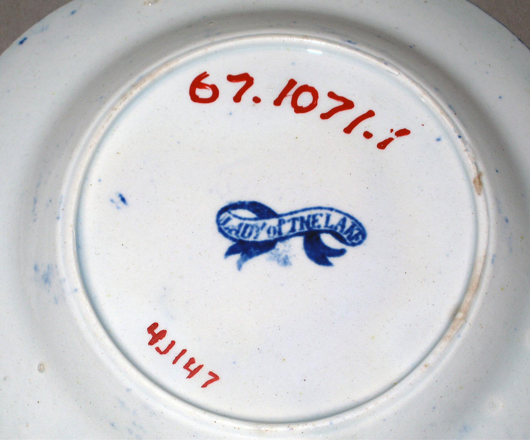 1967.1071.001 Pearlware plate, detail