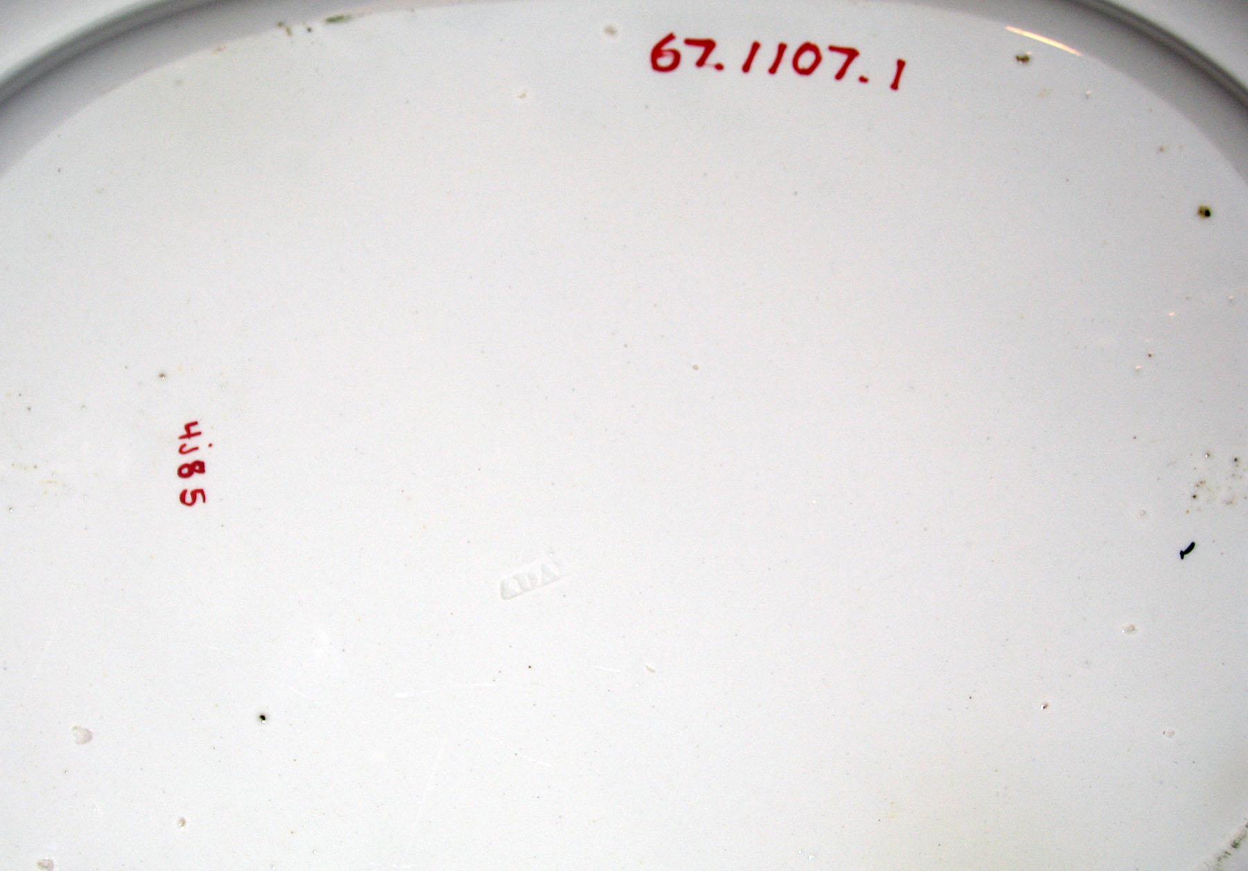 1967.1107.001 Pearlware platter (mark)