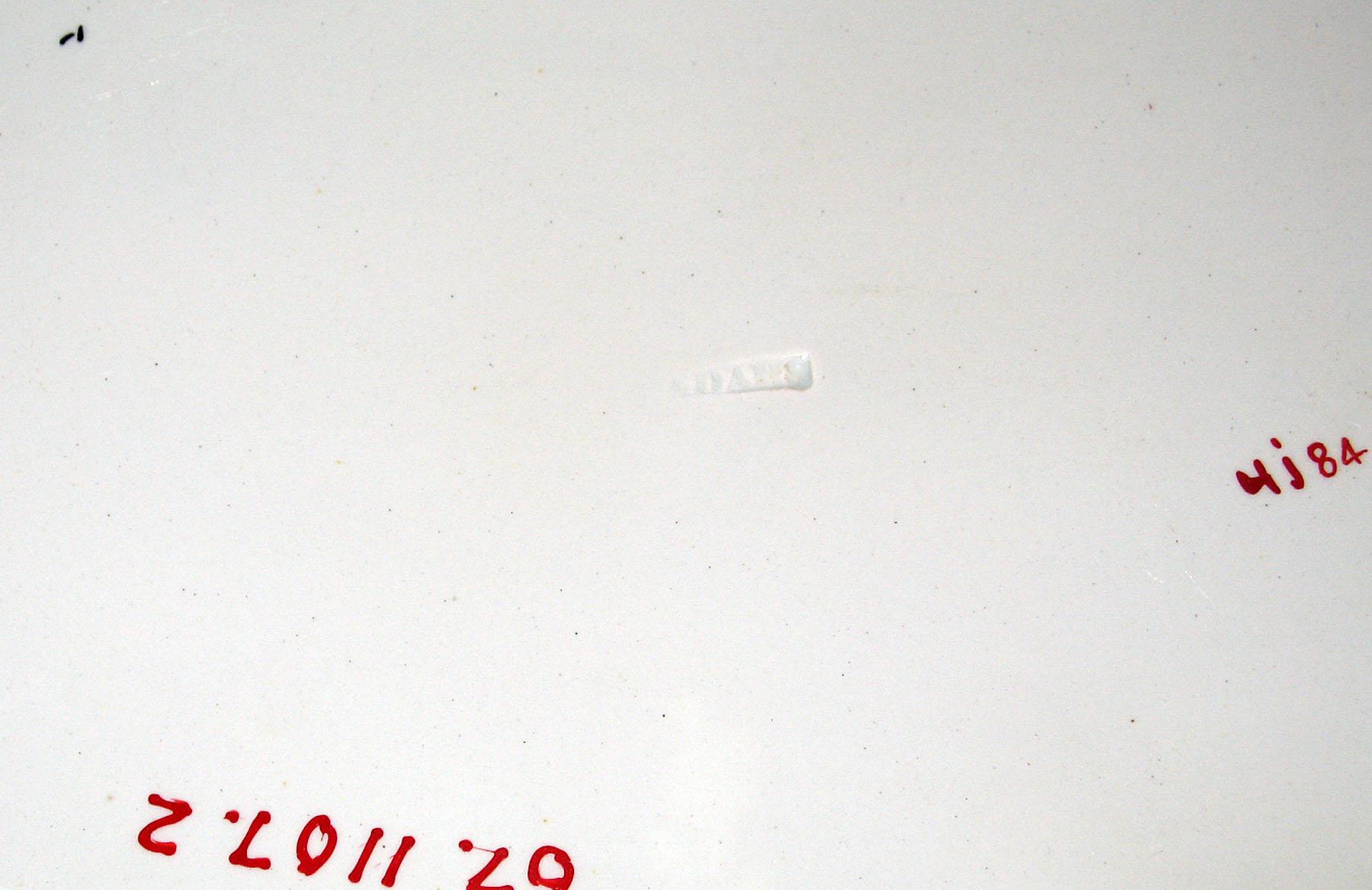 1967.1107.002 Pearlware platter (mark)