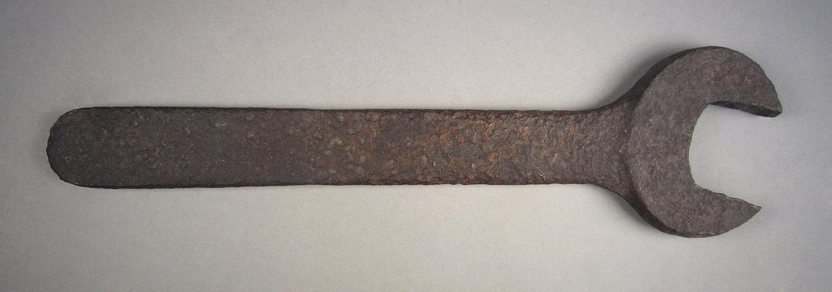 1957.0026.296, Wrench, side 1