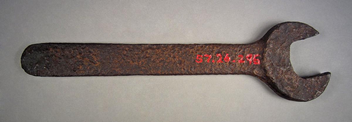 1957.0026.296, Wrench, side 2