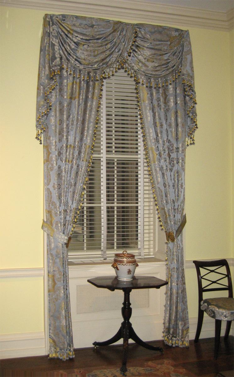 1967.1140.003 window hangings