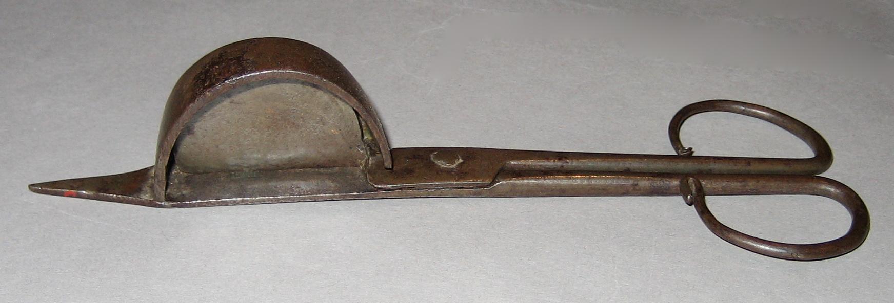 1967.1218 Snuffer