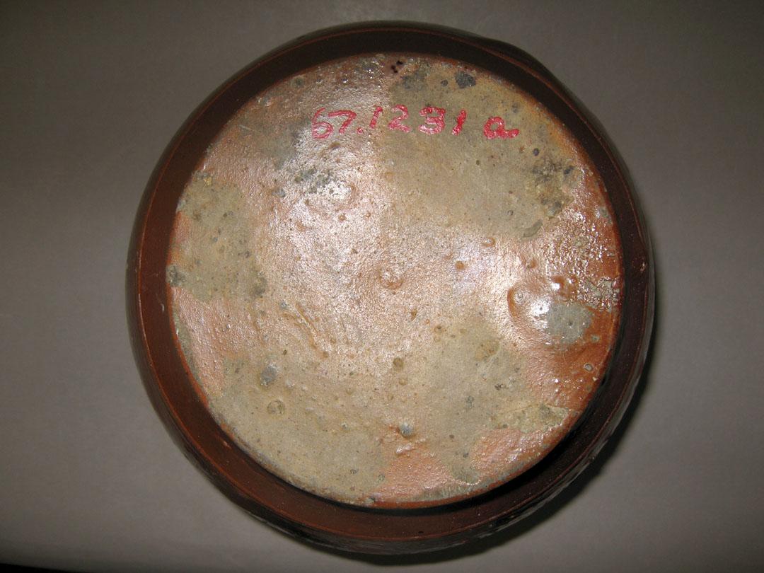 1967.1231 Brown Stoneware Jar and Cover (underside)