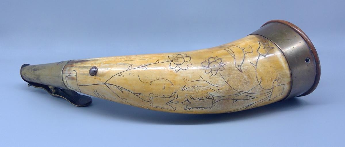 1967.1260 Powder horn, view 2