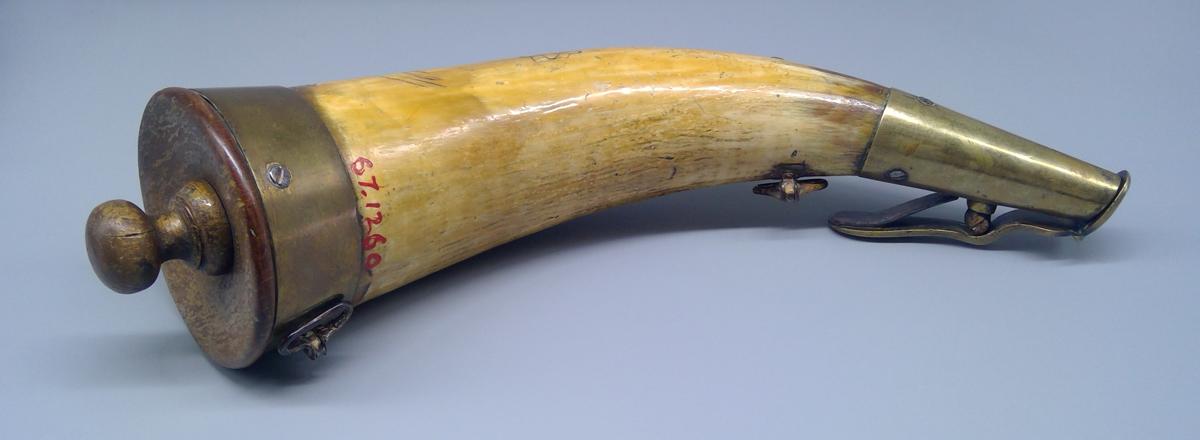 1967.1260 Powder horn, view 3