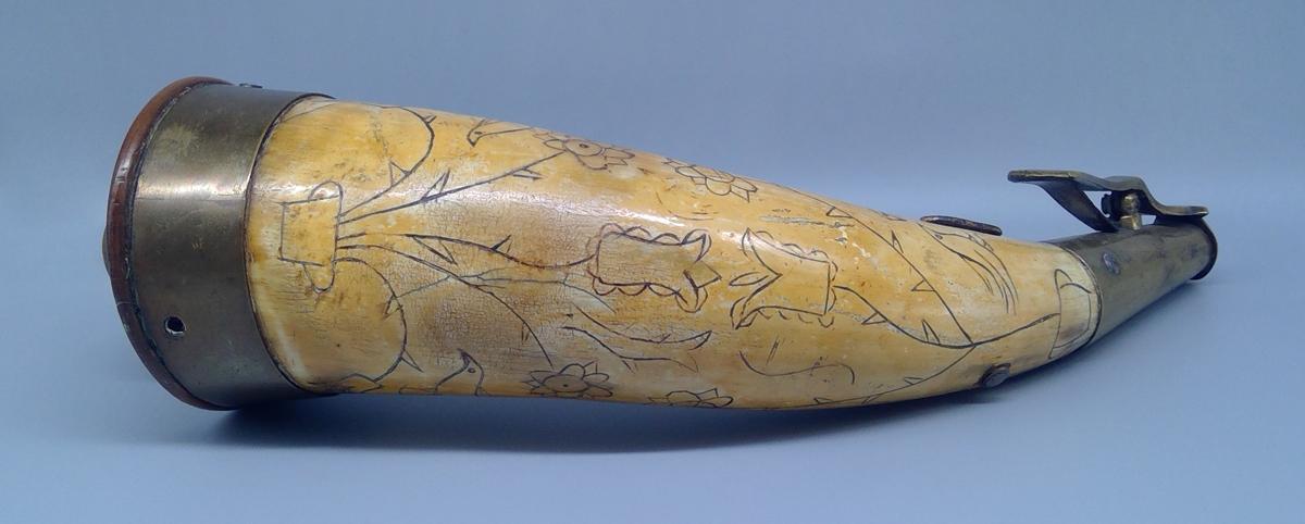 1967.1260 Powder horn, view 4