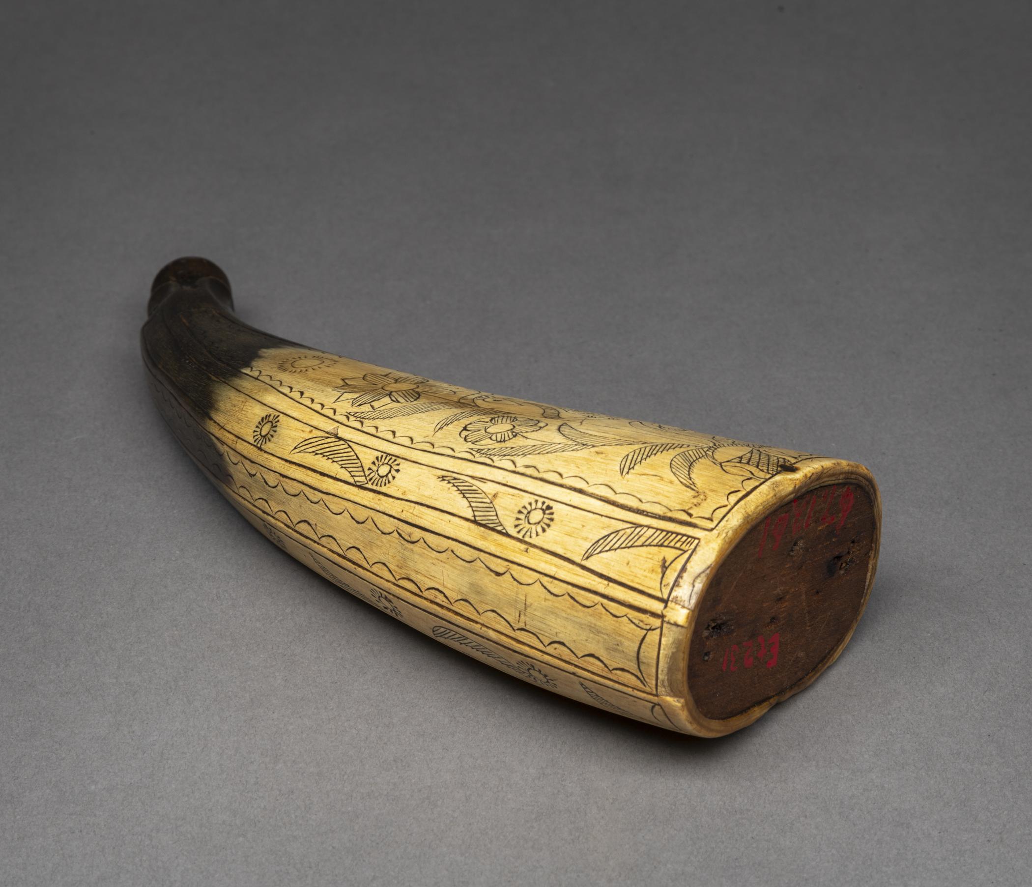 1967.1261 Powder horn, view 3