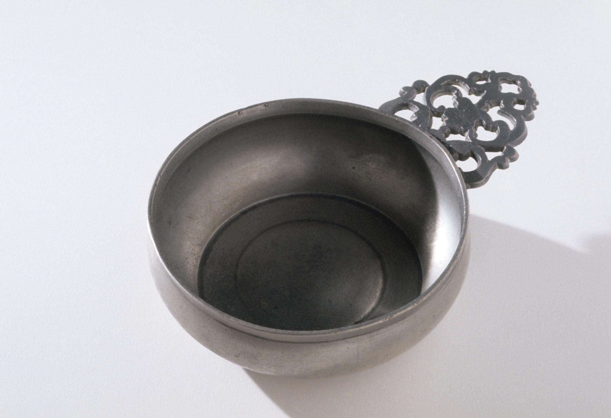 1967.1375 Pewter porringer