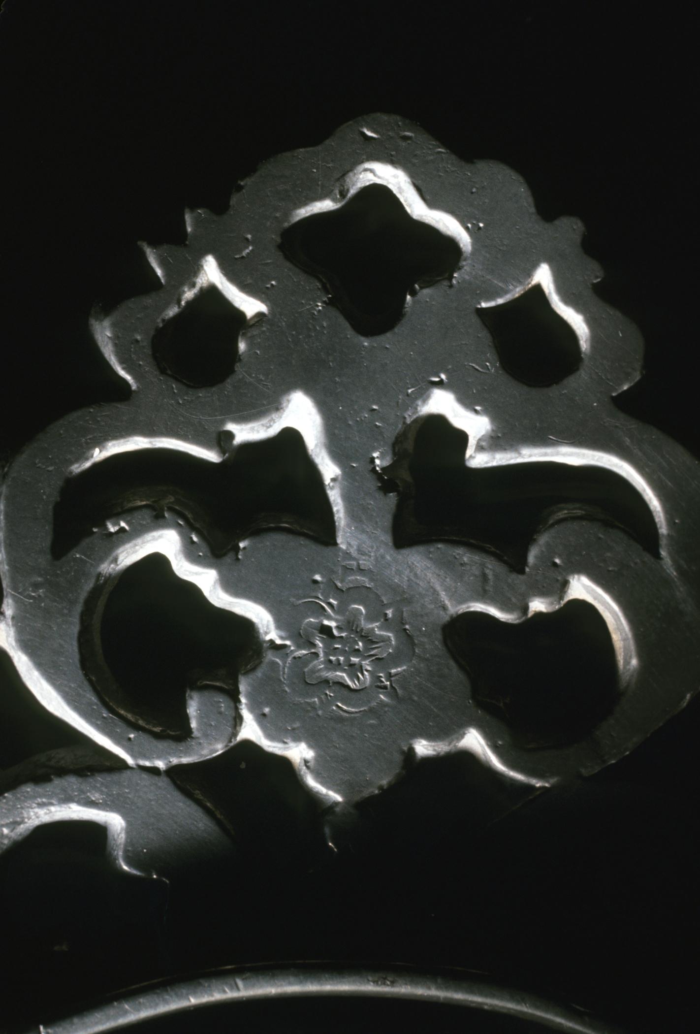 1967.1375 Pewter porringer (mark)