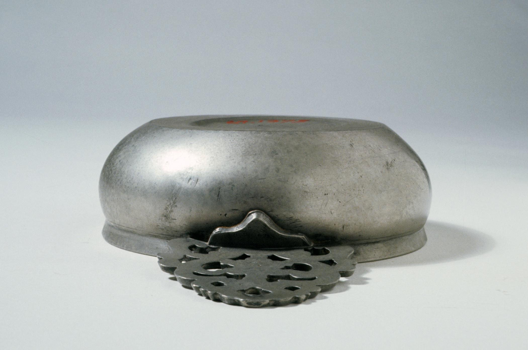 1967.1375 Pewter porringer (view 2)