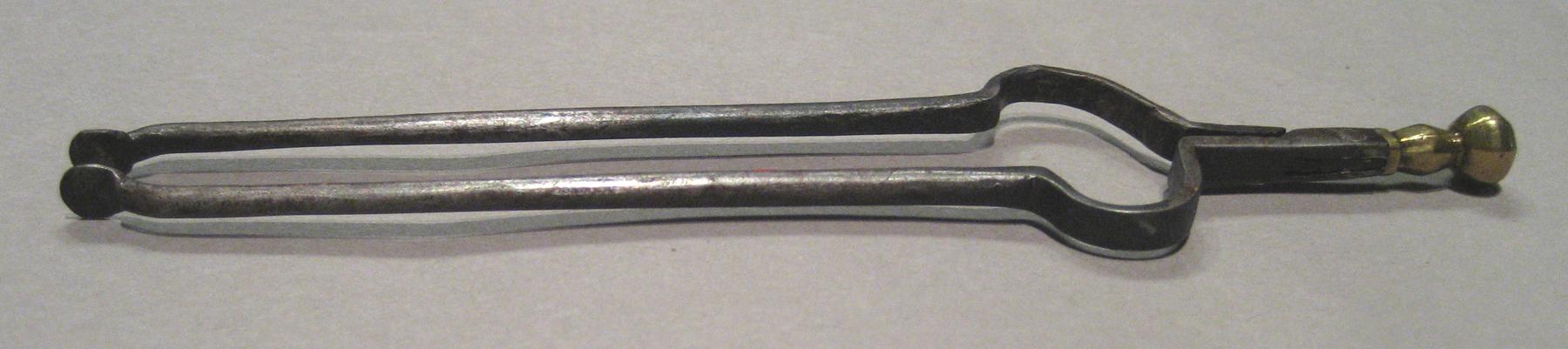 1967.1385 Tongs