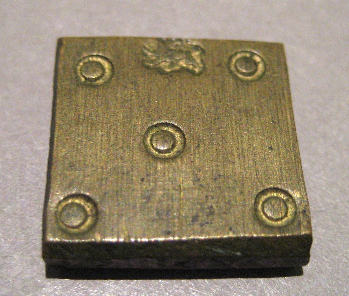 1967.1388 D Scale weight (recto)