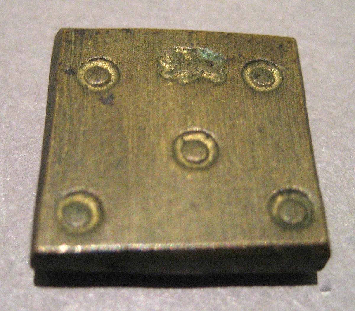 1967.1388 D Scale weight (verso)