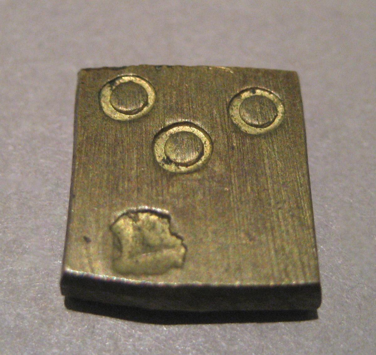 1967.1388 E Scale weight (verso)